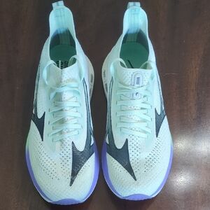 Mizuno Athletic Shoes in Light Green and Lavender
